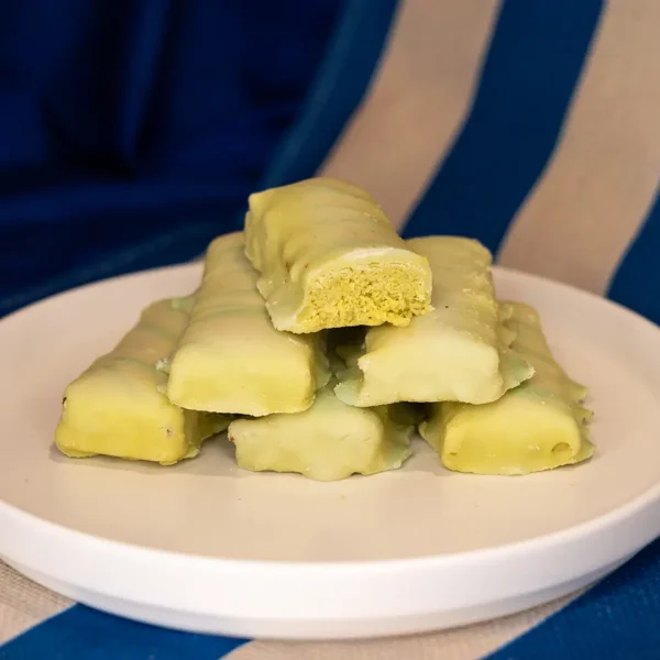 Baton z kremem pistacjowym w białej czekoladzie