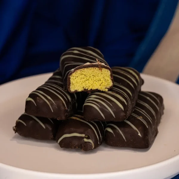 Baton z kremem pistacjowym w gorzkiej czekoladzie